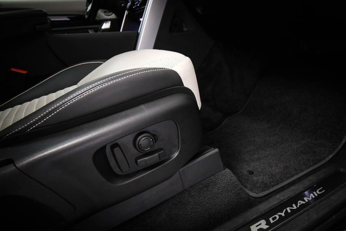 Land Rover Discovery Land Rover Discovery 3.0 D300 R-Dynamic HSE 7p. | PANORAMADAK | DAB | APPLE | 360 CAMERA | TREKHAAK EL. | 22″ | COLD / HOT CLIMATE- PACK