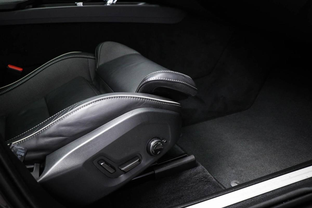 Volvo XC60 Volvo XC60 2.0 T6 Plug-in hybrid AWD Ultimate Dark | PANORAMADAK | LED | DAB | APPLE | CAMERA | 20″