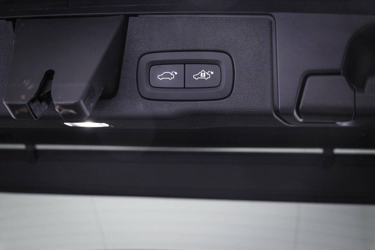 Volvo XC60 Volvo XC60 2.0 T6 Plug-in hybrid AWD Ultimate Dark | PANORAMADAK | LED | DAB | APPLE | CAMERA | 20″