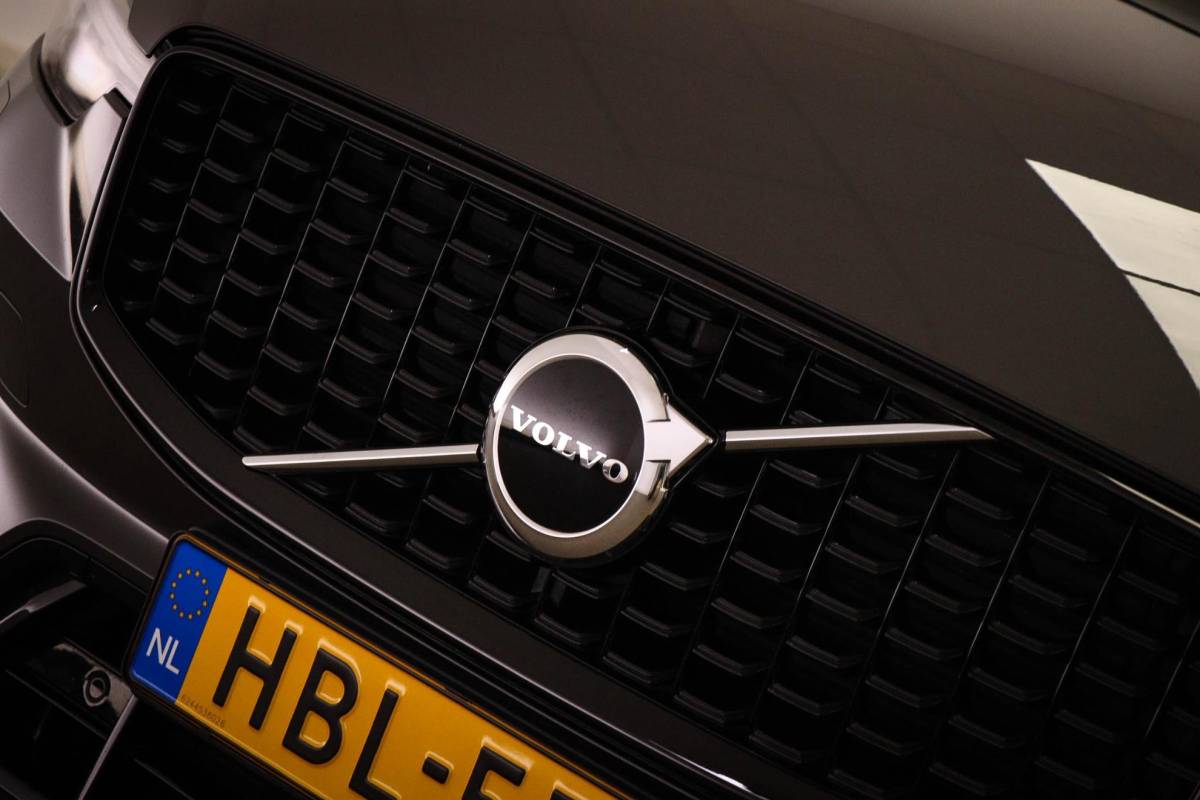 Volvo XC60 Volvo XC60 2.0 T6 Plug-in hybrid AWD Ultimate Dark | PANORAMADAK | LED | DAB | APPLE | CAMERA | 20″