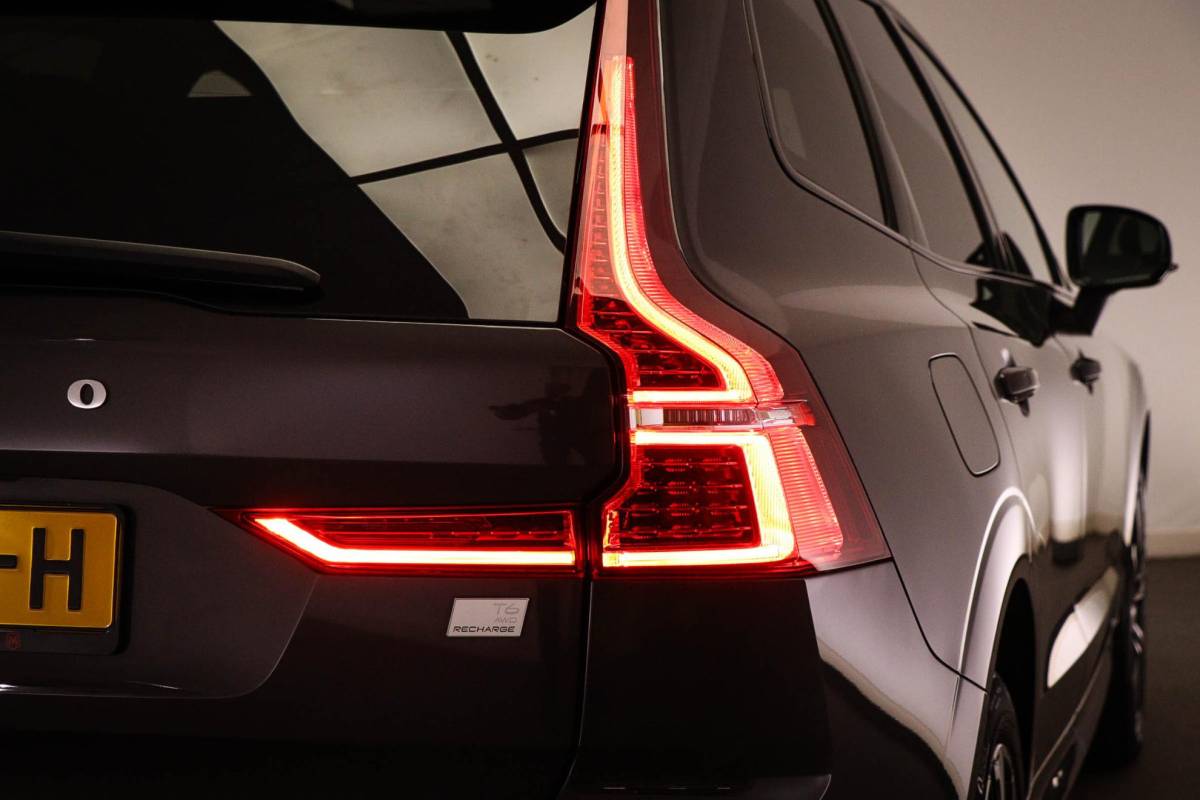 Volvo XC60 Volvo XC60 2.0 T6 Plug-in hybrid AWD Ultimate Dark | PANORAMADAK | LED | DAB | APPLE | CAMERA | 20″