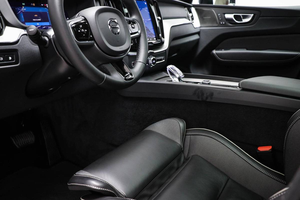 Volvo XC60 Volvo XC60 2.0 T6 Plug-in hybrid AWD Ultimate Dark | PANORAMADAK | LED | DAB | APPLE | CAMERA | 20″