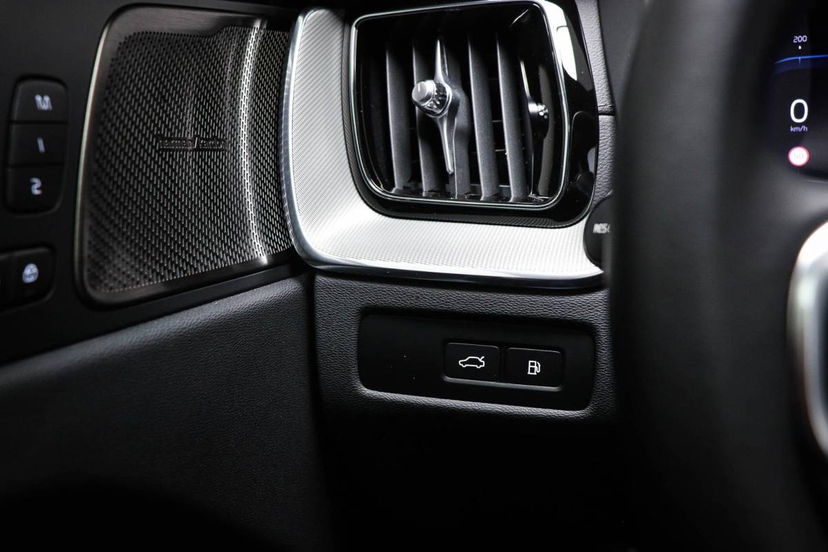 Volvo XC60 Volvo XC60 2.0 T6 Plug-in hybrid AWD Ultimate Dark | PANORAMADAK | LED | DAB | APPLE | CAMERA | 20″