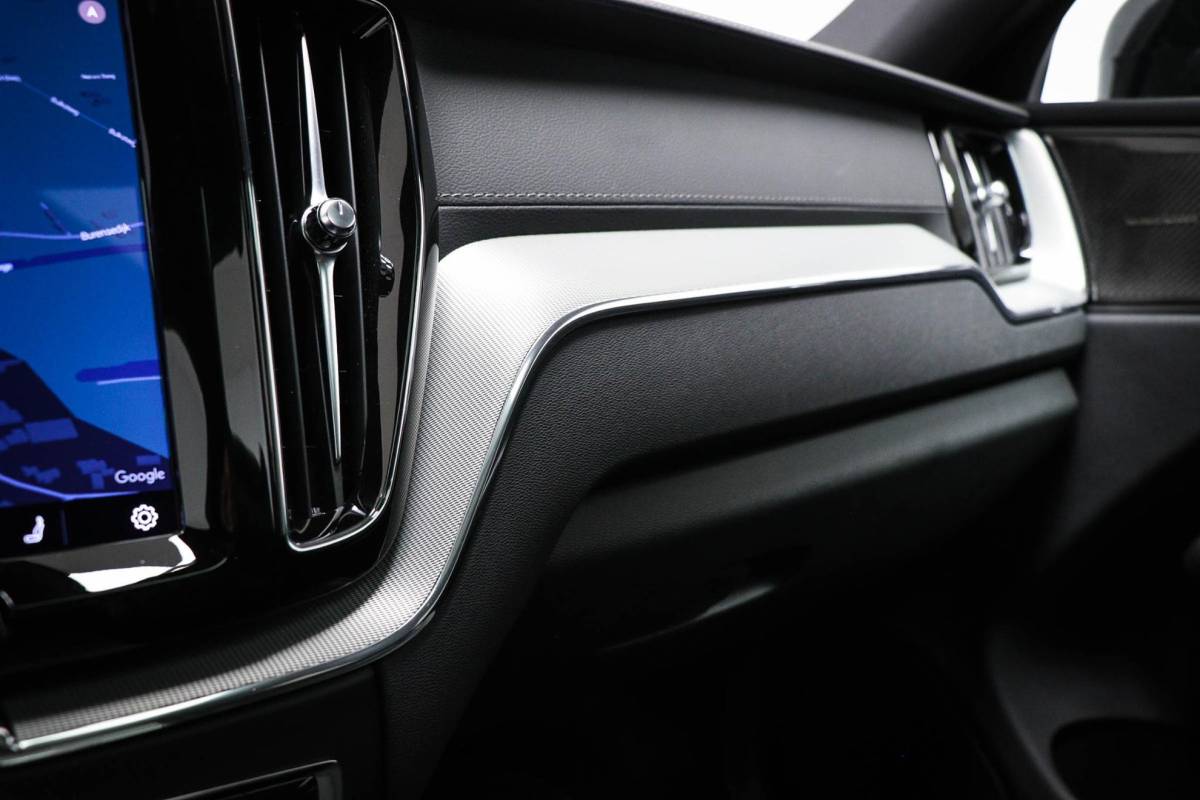 Volvo XC60 Volvo XC60 2.0 T6 Plug-in hybrid AWD Ultimate Dark | PANORAMADAK | LED | DAB | APPLE | CAMERA | 20″