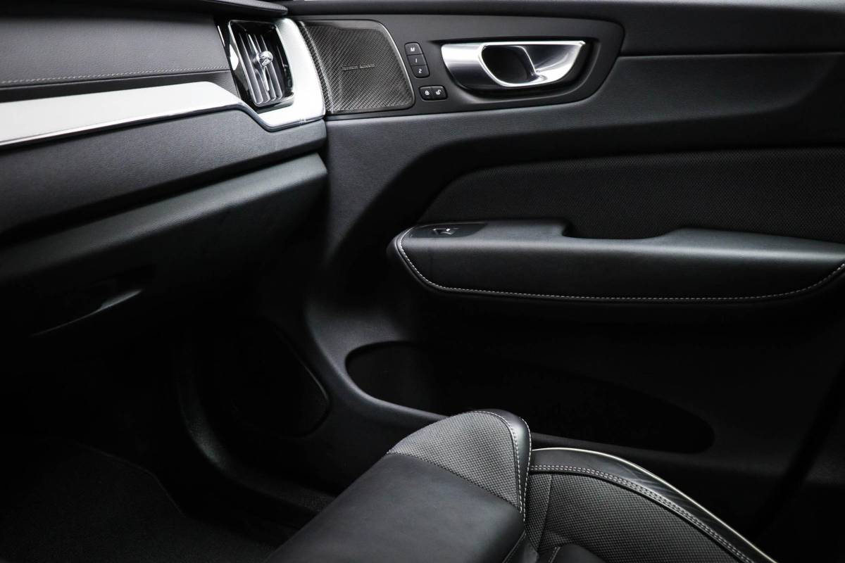 Volvo XC60 Volvo XC60 2.0 T6 Plug-in hybrid AWD Ultimate Dark | PANORAMADAK | LED | DAB | APPLE | CAMERA | 20″