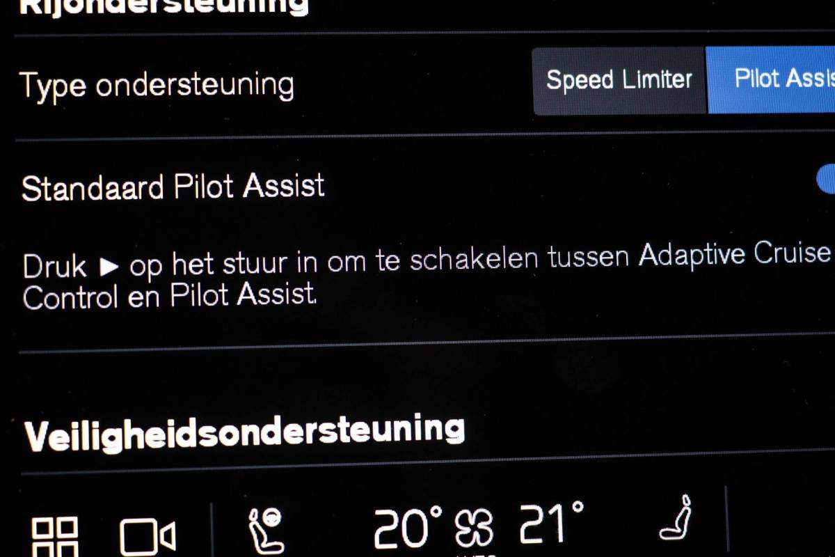 Volvo XC60 Volvo XC60 2.0 T6 Plug-in hybrid AWD Ultimate Dark | PANORAMADAK | LED | DAB | APPLE | CAMERA | 20″