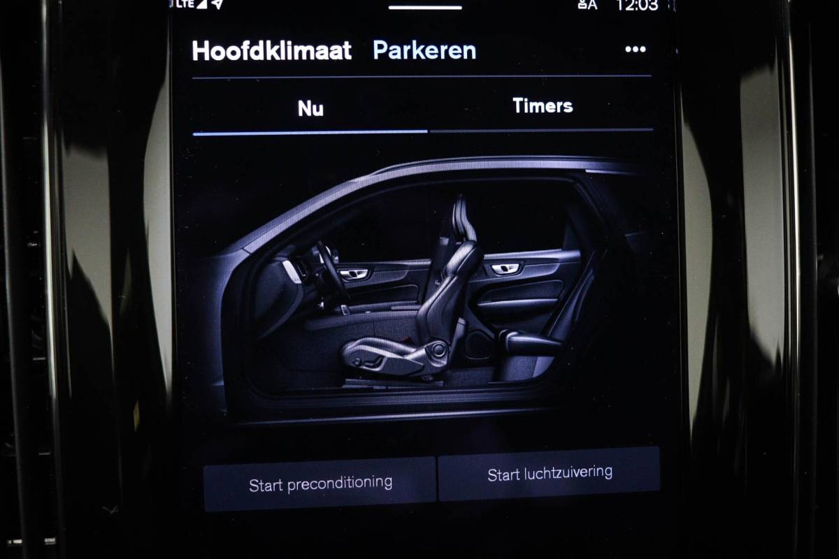 Volvo XC60 Volvo XC60 2.0 T6 Plug-in hybrid AWD Ultimate Dark | PANORAMADAK | LED | DAB | APPLE | CAMERA | 20″