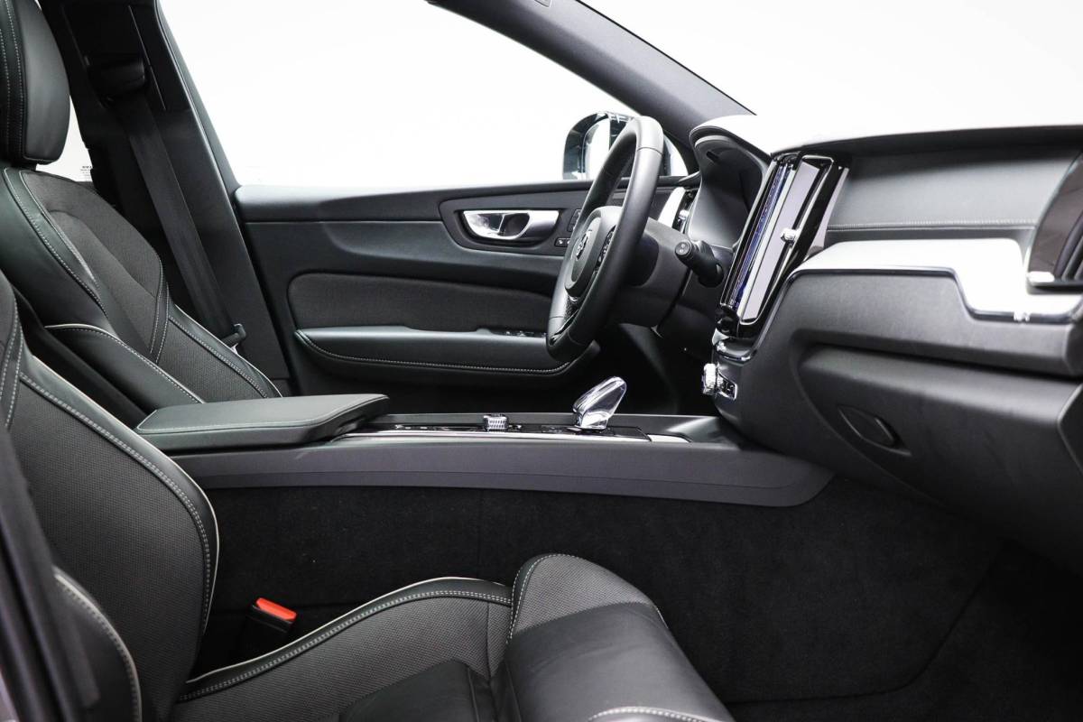 Volvo XC60 Volvo XC60 2.0 T6 Plug-in hybrid AWD Ultimate Dark | PANORAMADAK | LED | DAB | APPLE | CAMERA | 20″