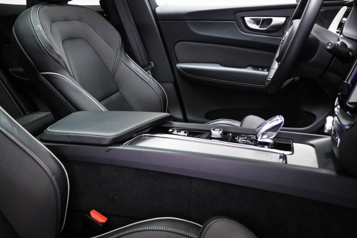 Volvo XC60 Volvo XC60 2.0 T6 Plug-in hybrid AWD Ultimate Dark | PANORAMADAK | LED | DAB | APPLE | CAMERA | 20″