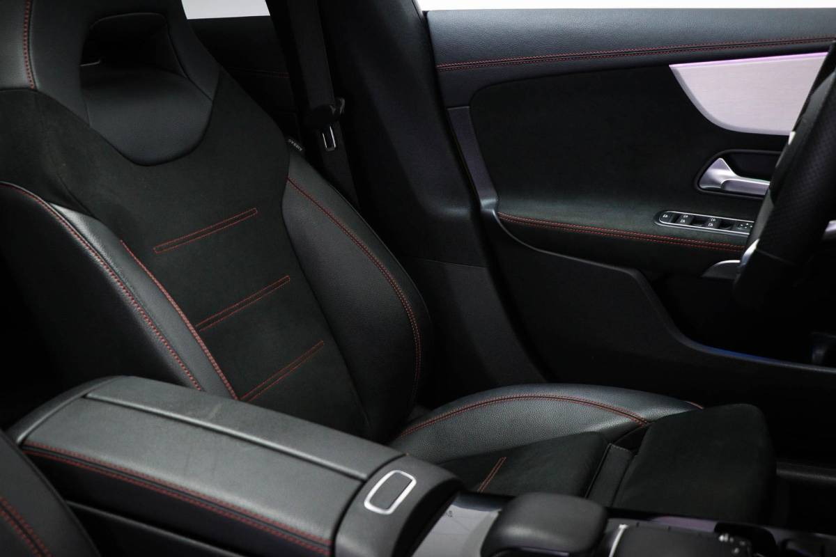 Mercedes-Benz CLA Mercedes-Benz CLA-klasse 180 AMG Line | WIDESCREEN | PANORAMADAK | SFEERVERLICHTING