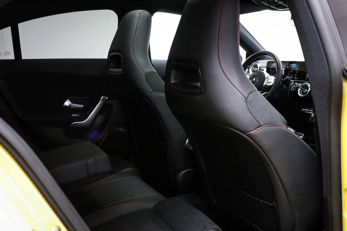 Mercedes-Benz CLA Mercedes-Benz CLA-klasse 180 AMG Line | WIDESCREEN | PANORAMADAK | SFEERVERLICHTING