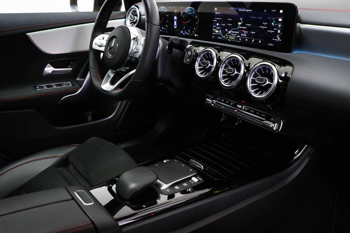 Mercedes-Benz CLA Mercedes-Benz CLA-klasse 180 AMG Line | WIDESCREEN | PANORAMADAK | SFEERVERLICHTING