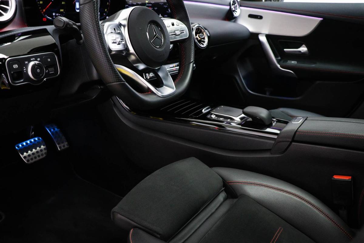 Mercedes-Benz CLA Mercedes-Benz CLA-klasse 180 AMG Line | WIDESCREEN | PANORAMADAK | SFEERVERLICHTING