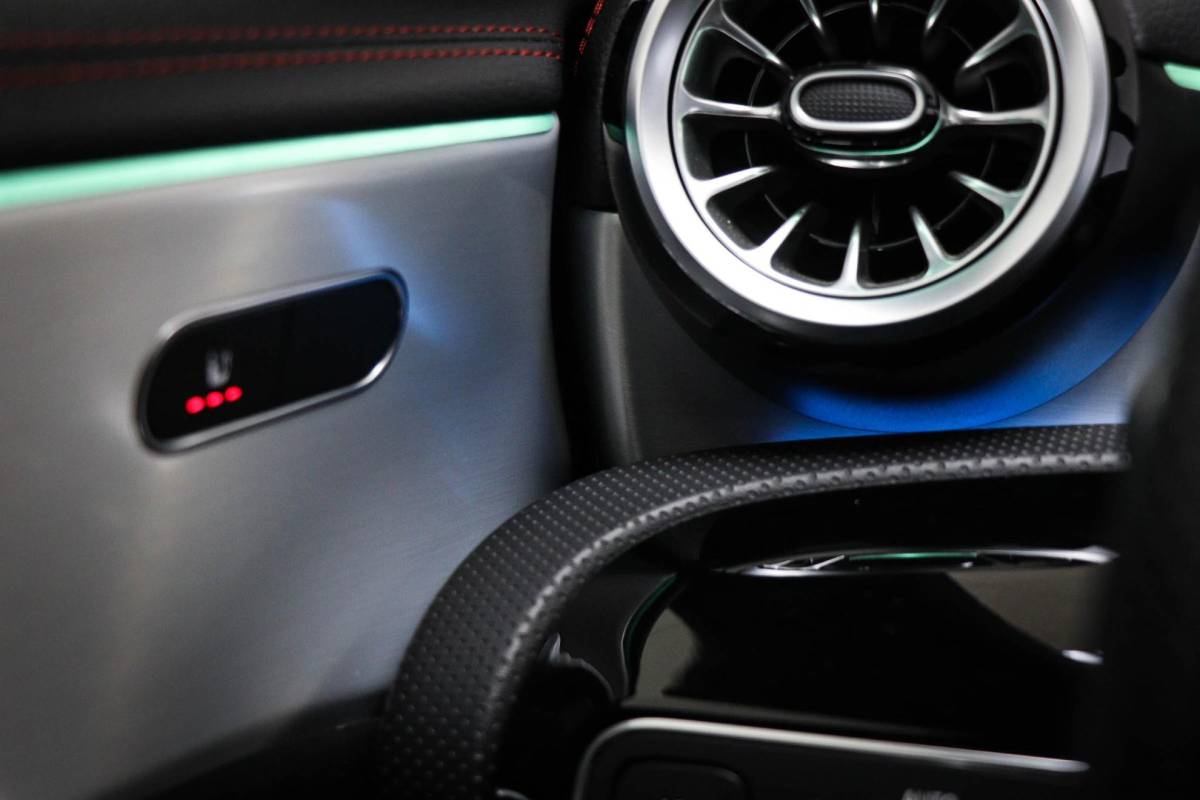 Mercedes-Benz CLA Mercedes-Benz CLA-klasse 180 AMG Line | WIDESCREEN | PANORAMADAK | SFEERVERLICHTING