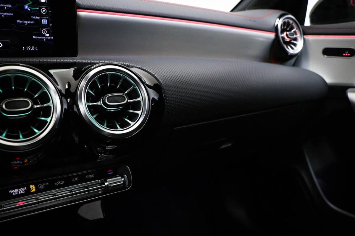 Mercedes-Benz CLA Mercedes-Benz CLA-klasse 180 AMG Line | WIDESCREEN | PANORAMADAK | SFEERVERLICHTING