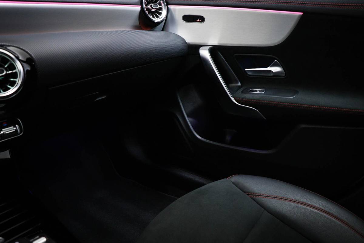 Mercedes-Benz CLA Mercedes-Benz CLA-klasse 180 AMG Line | WIDESCREEN | PANORAMADAK | SFEERVERLICHTING