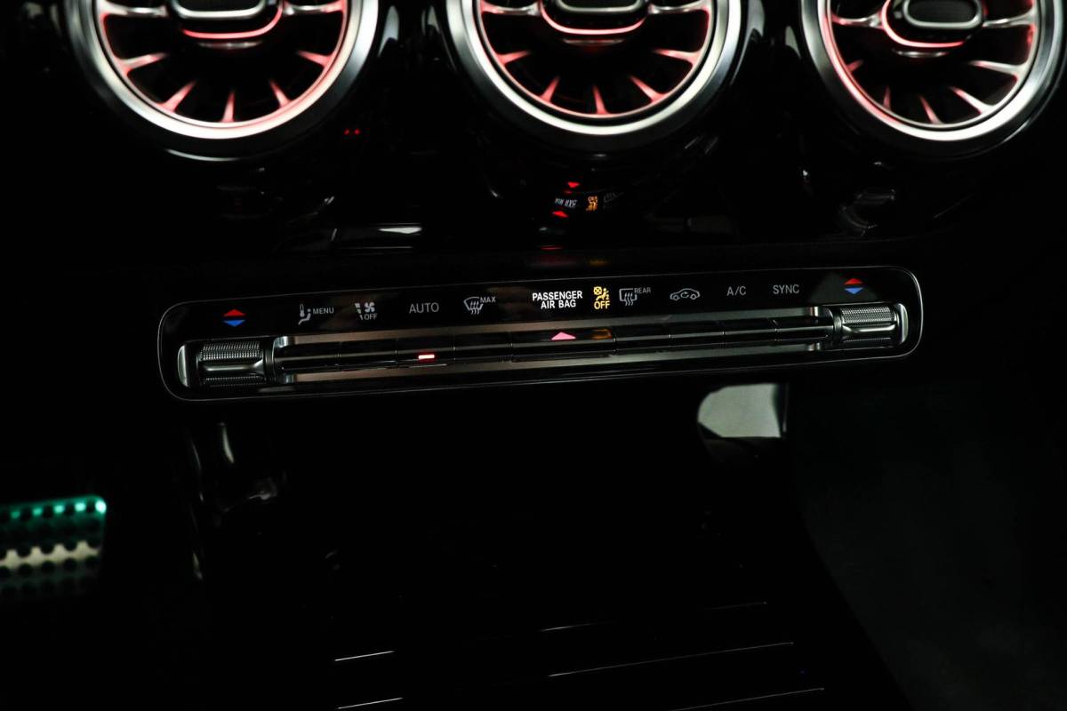 Mercedes-Benz CLA Mercedes-Benz CLA-klasse 180 AMG Line | WIDESCREEN | PANORAMADAK | SFEERVERLICHTING