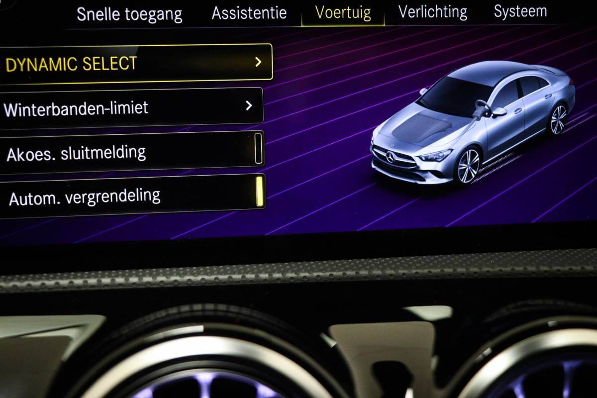 Mercedes-Benz CLA Mercedes-Benz CLA-klasse 180 AMG Line | WIDESCREEN | PANORAMADAK | SFEERVERLICHTING
