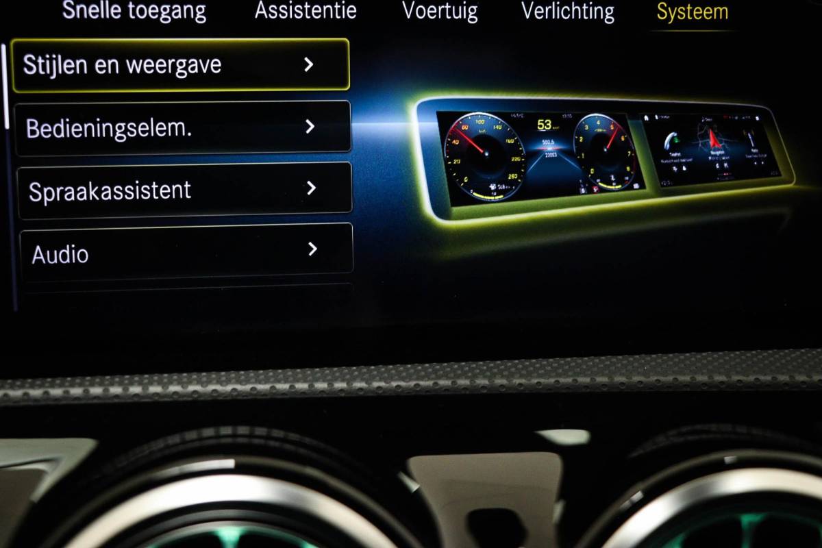Mercedes-Benz CLA Mercedes-Benz CLA-klasse 180 AMG Line | WIDESCREEN | PANORAMADAK | SFEERVERLICHTING