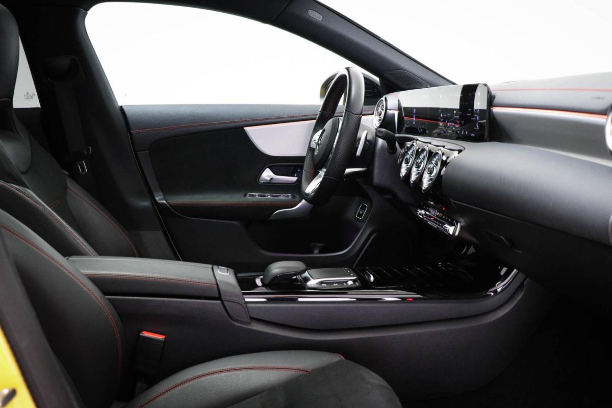 Mercedes-Benz CLA Mercedes-Benz CLA-klasse 180 AMG Line | WIDESCREEN | PANORAMADAK | SFEERVERLICHTING