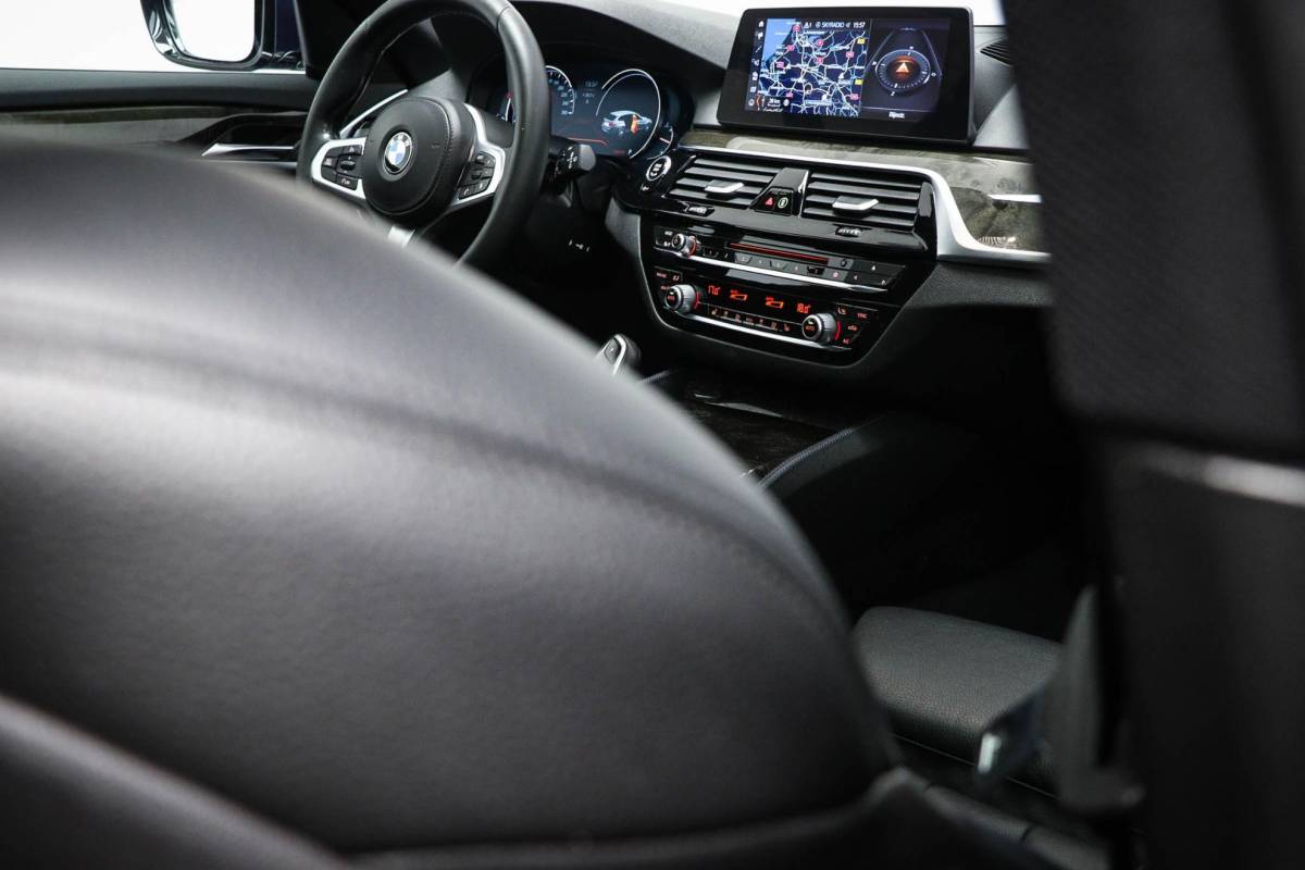 BMW 5 Serie BMW 5-serie Touring 530i M-Sport High Executive | PANORAMADAK | CAMERA | TREKHAAK AFNEEMBAAR