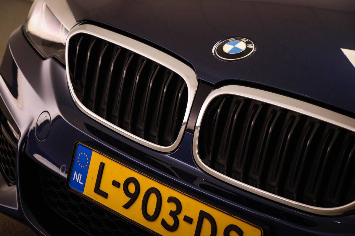 BMW 5 Serie BMW 5-serie Touring 530i M-Sport High Executive | PANORAMADAK | CAMERA | TREKHAAK AFNEEMBAAR