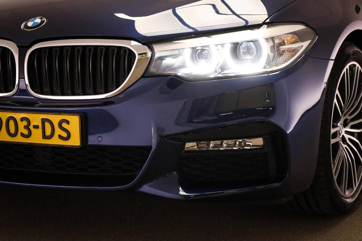 BMW 5 Serie BMW 5-serie Touring 530i M-Sport High Executive | PANORAMADAK | CAMERA | TREKHAAK AFNEEMBAAR