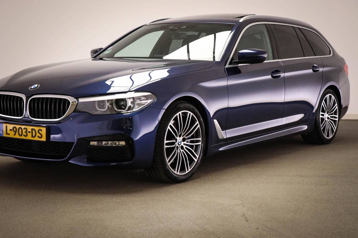 BMW 5 Serie BMW 5-serie Touring 530i M-Sport High Executive | PANORAMADAK | CAMERA | TREKHAAK AFNEEMBAAR