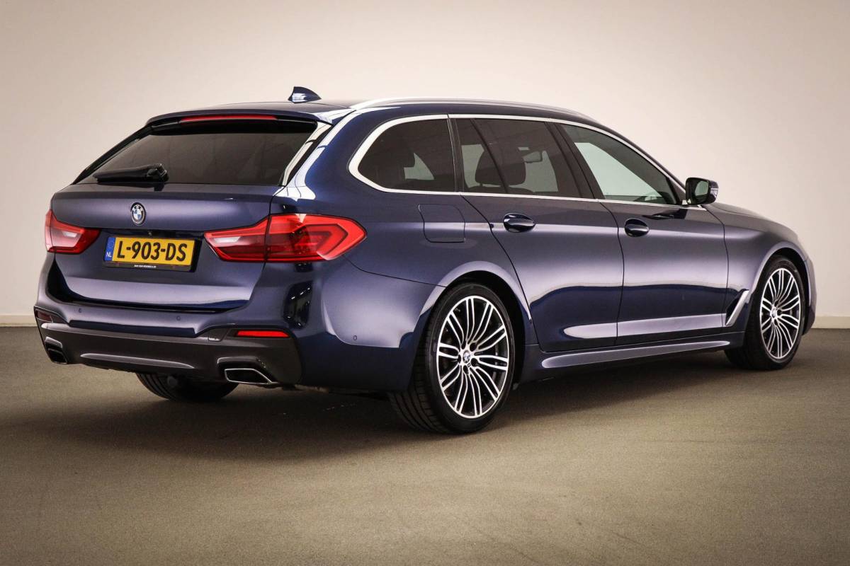 BMW 5 Serie BMW 5-serie Touring 530i M-Sport High Executive | PANORAMADAK | CAMERA | TREKHAAK AFNEEMBAAR