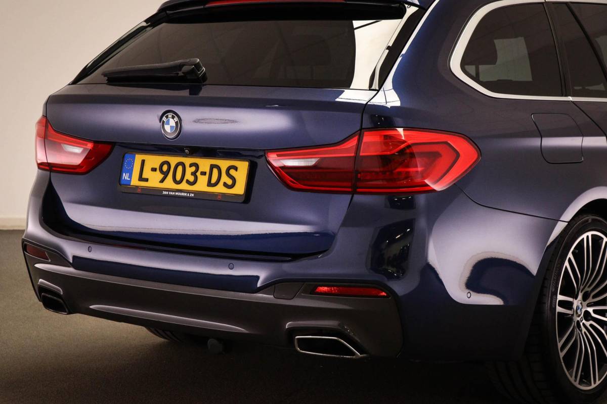 BMW 5 Serie BMW 5-serie Touring 530i M-Sport High Executive | PANORAMADAK | CAMERA | TREKHAAK AFNEEMBAAR