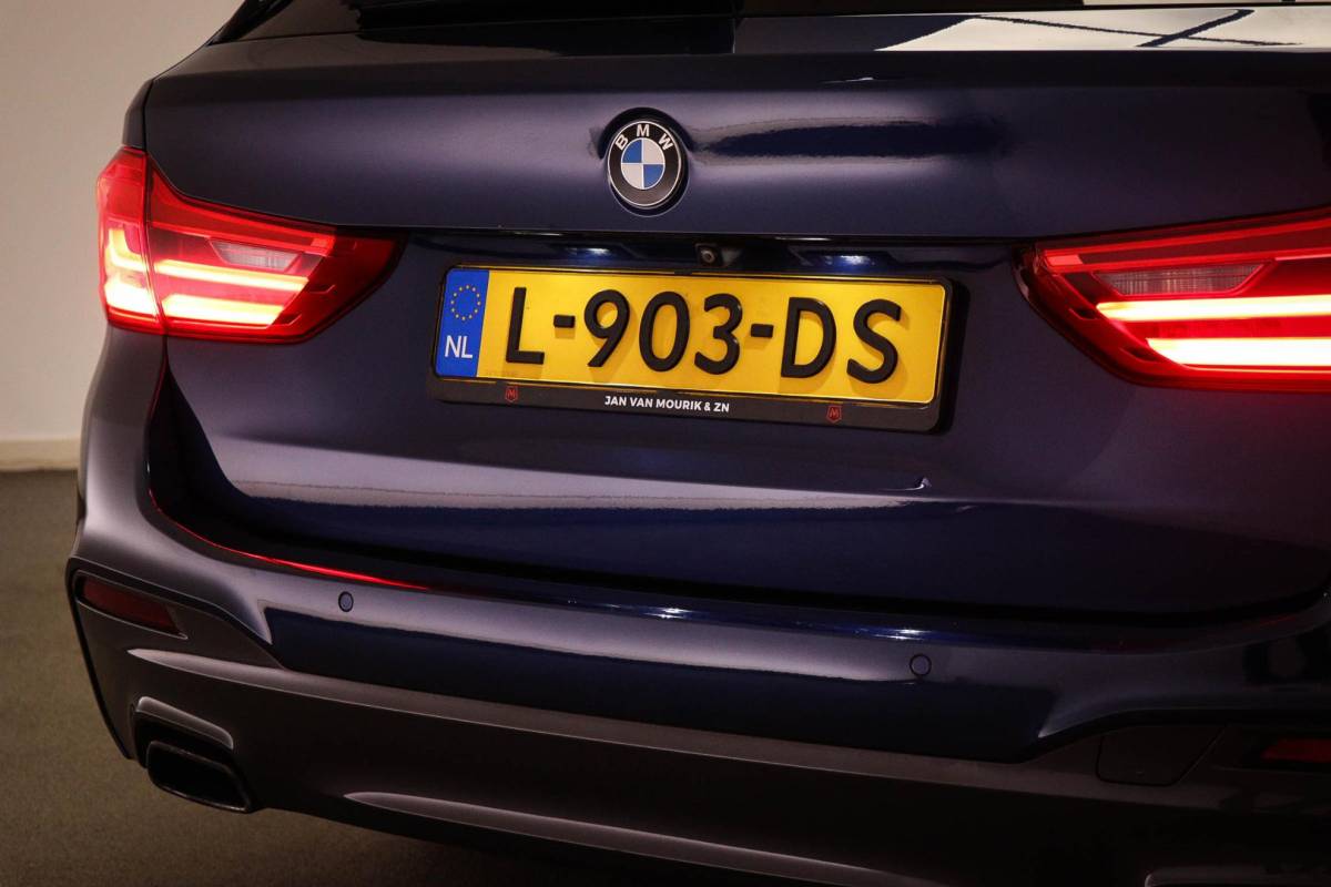 BMW 5 Serie BMW 5-serie Touring 530i M-Sport High Executive | PANORAMADAK | CAMERA | TREKHAAK AFNEEMBAAR