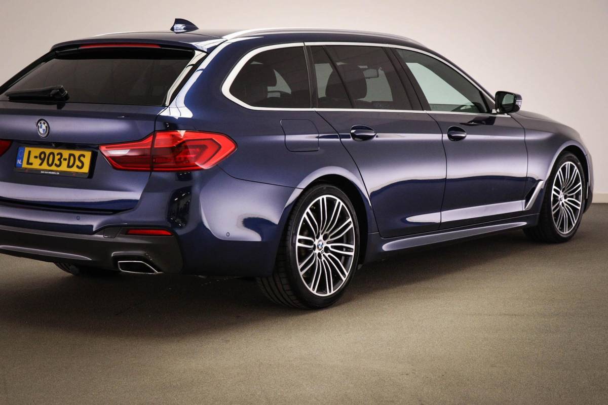 BMW 5 Serie BMW 5-serie Touring 530i M-Sport High Executive | PANORAMADAK | CAMERA | TREKHAAK AFNEEMBAAR