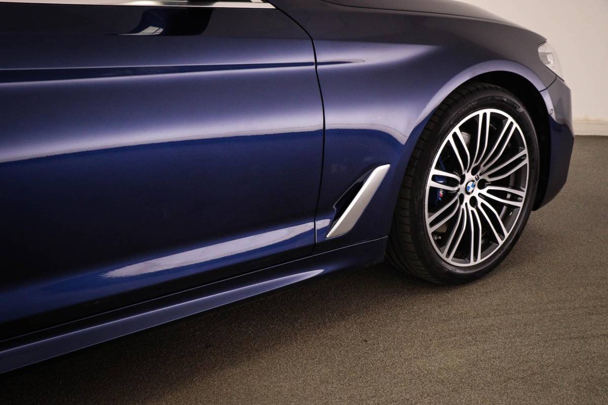 BMW 5 Serie BMW 5-serie Touring 530i M-Sport High Executive | PANORAMADAK | CAMERA | TREKHAAK AFNEEMBAAR