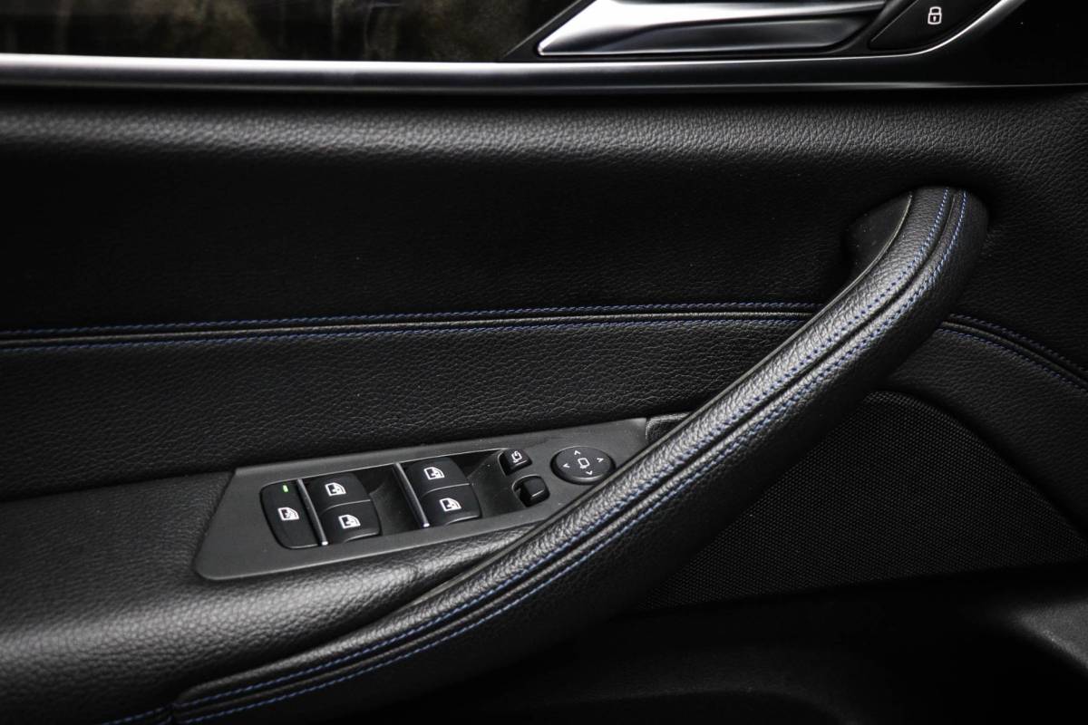 BMW 5 Serie BMW 5-serie Touring 530i M-Sport High Executive | PANORAMADAK | CAMERA | TREKHAAK AFNEEMBAAR