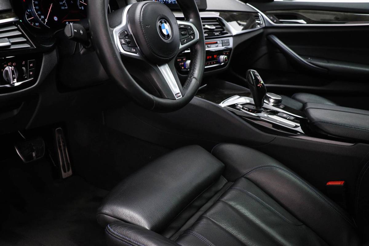 BMW 5 Serie BMW 5-serie Touring 530i M-Sport High Executive | PANORAMADAK | CAMERA | TREKHAAK AFNEEMBAAR