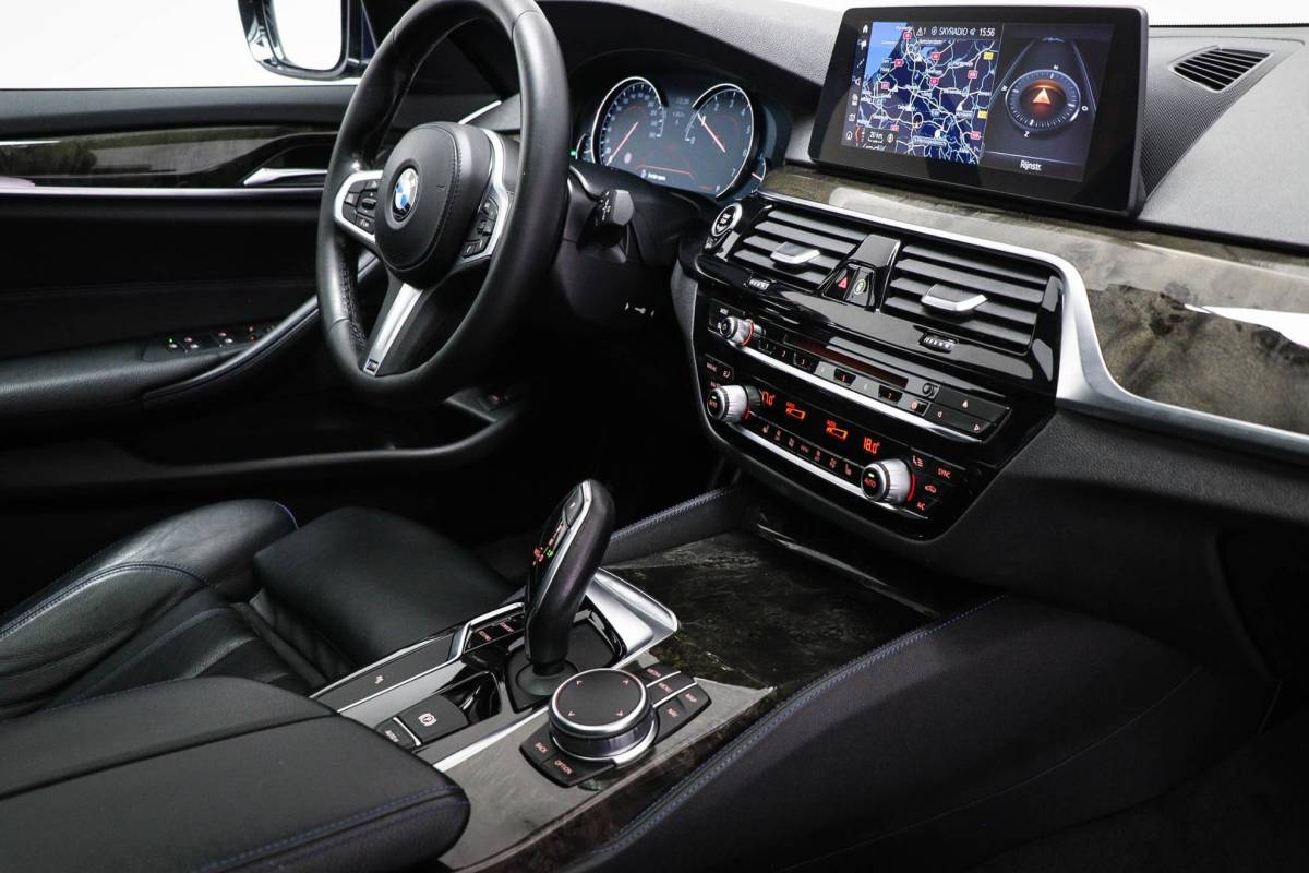 BMW 5 Serie BMW 5-serie Touring 530i M-Sport High Executive | PANORAMADAK | CAMERA | TREKHAAK AFNEEMBAAR