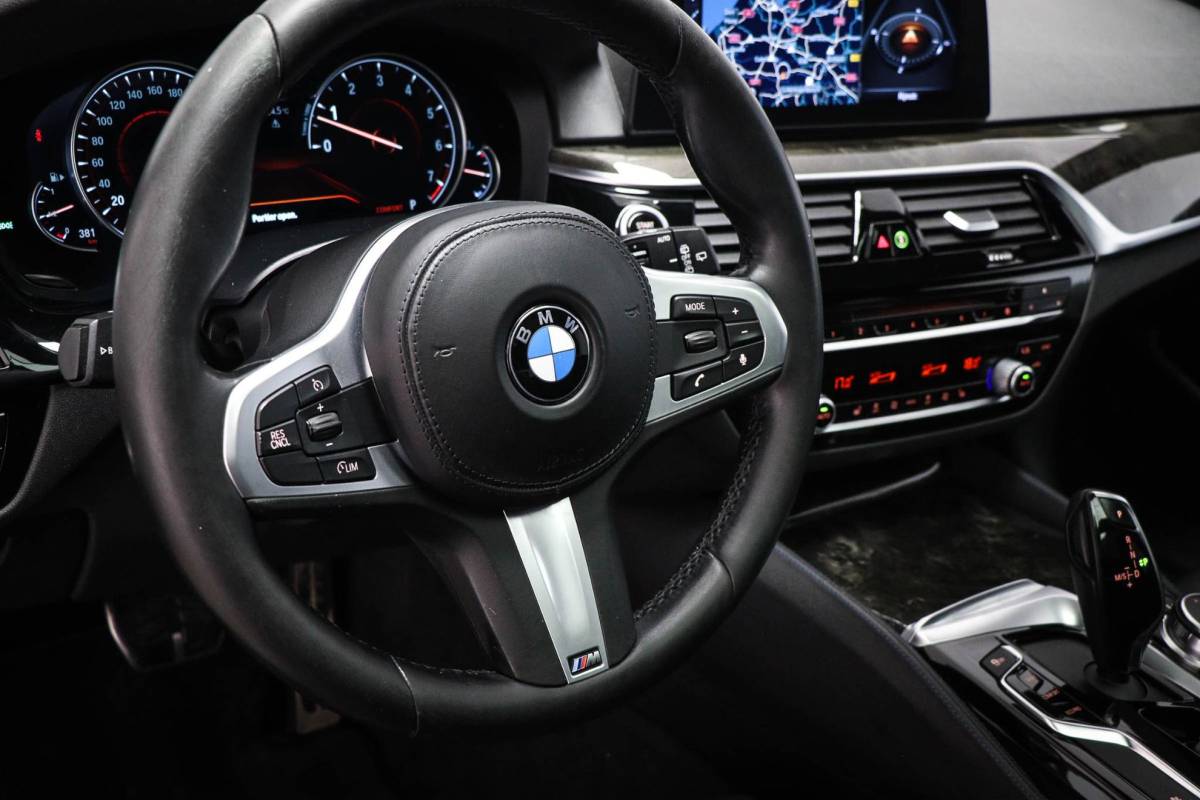 BMW 5 Serie BMW 5-serie Touring 530i M-Sport High Executive | PANORAMADAK | CAMERA | TREKHAAK AFNEEMBAAR