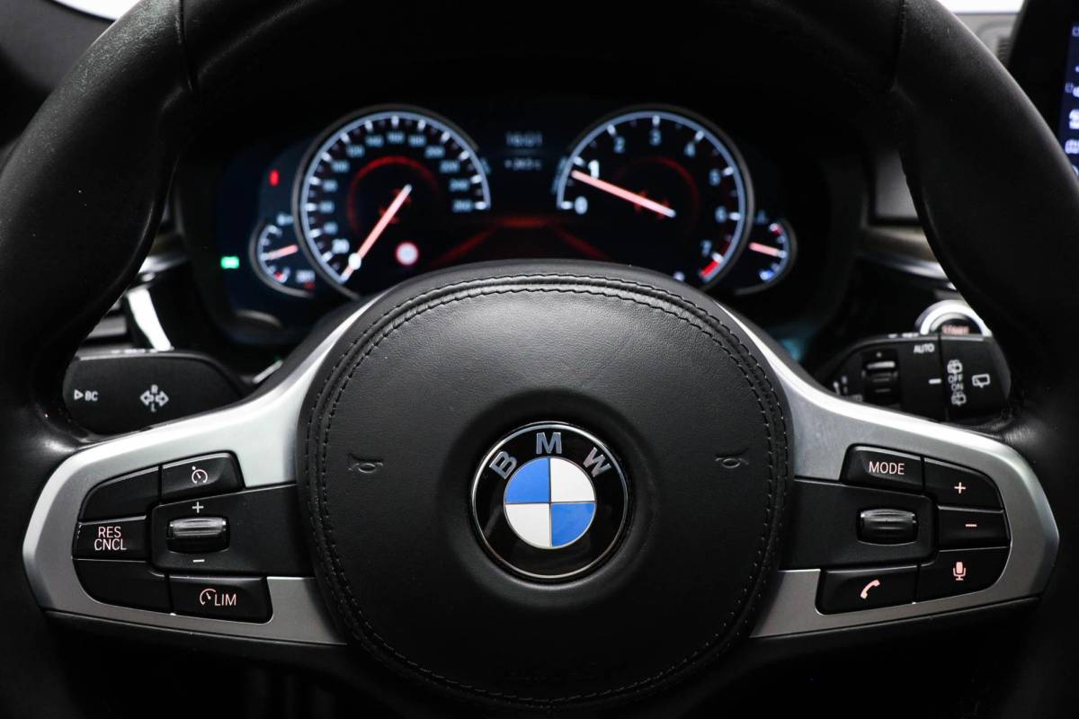 BMW 5 Serie BMW 5-serie Touring 530i M-Sport High Executive | PANORAMADAK | CAMERA | TREKHAAK AFNEEMBAAR