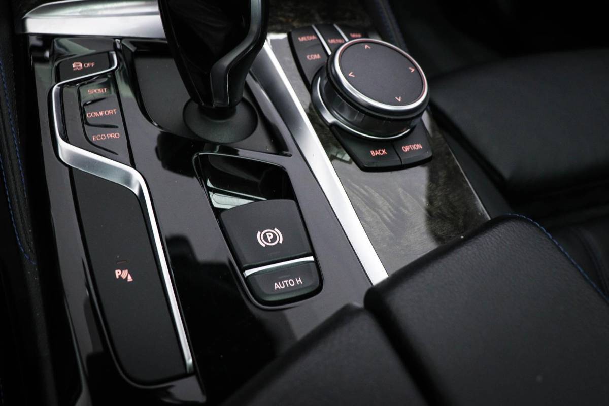 BMW 5 Serie BMW 5-serie Touring 530i M-Sport High Executive | PANORAMADAK | CAMERA | TREKHAAK AFNEEMBAAR