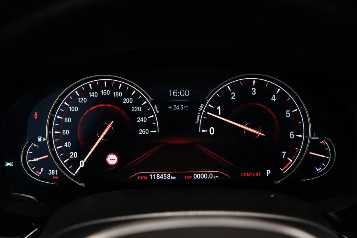 BMW 5 Serie BMW 5-serie Touring 530i M-Sport High Executive | PANORAMADAK | CAMERA | TREKHAAK AFNEEMBAAR