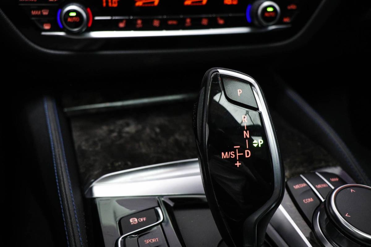 BMW 5 Serie BMW 5-serie Touring 530i M-Sport High Executive | PANORAMADAK | CAMERA | TREKHAAK AFNEEMBAAR