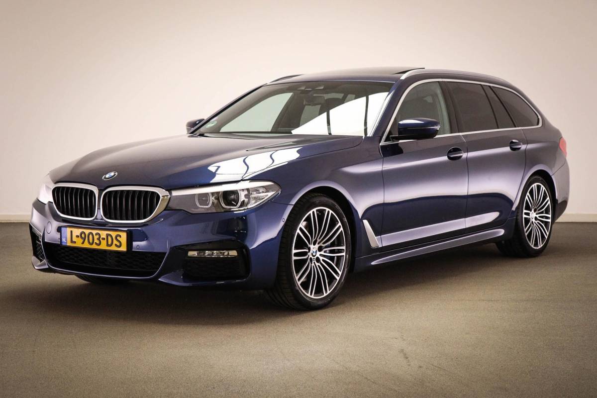BMW 5 Serie BMW 5-serie Touring 530i M-Sport High Executive | PANORAMADAK | CAMERA | TREKHAAK AFNEEMBAAR
