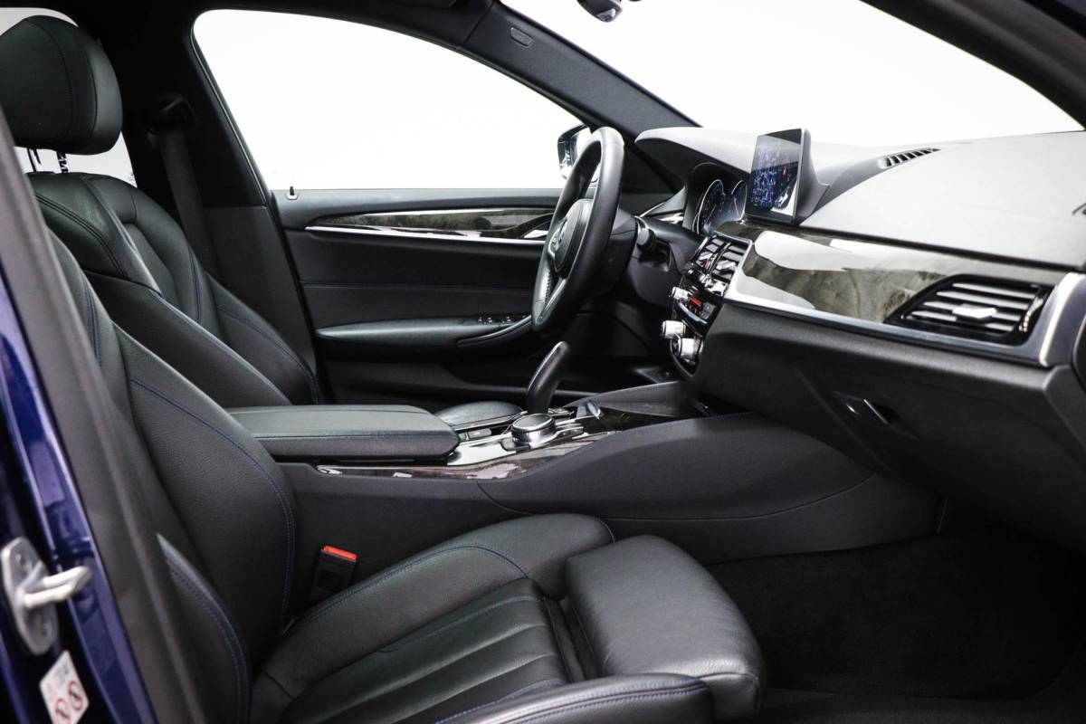 BMW 5 Serie BMW 5-serie Touring 530i M-Sport High Executive | PANORAMADAK | CAMERA | TREKHAAK AFNEEMBAAR