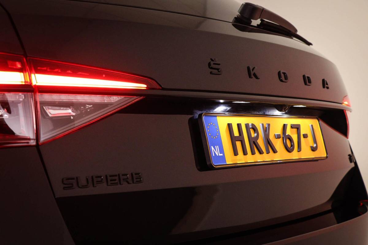 Škoda Superb Skoda Superb Combi 1.4 TSI iV Sportline Business | Panoramadak | Sport stoelen |