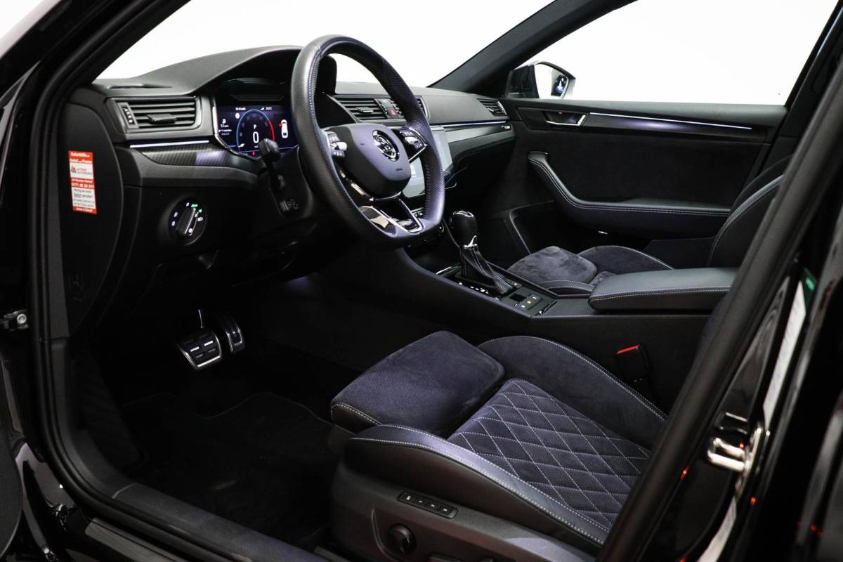 Škoda Superb Skoda Superb Combi 1.4 TSI iV Sportline Business | Panoramadak | Sport stoelen |