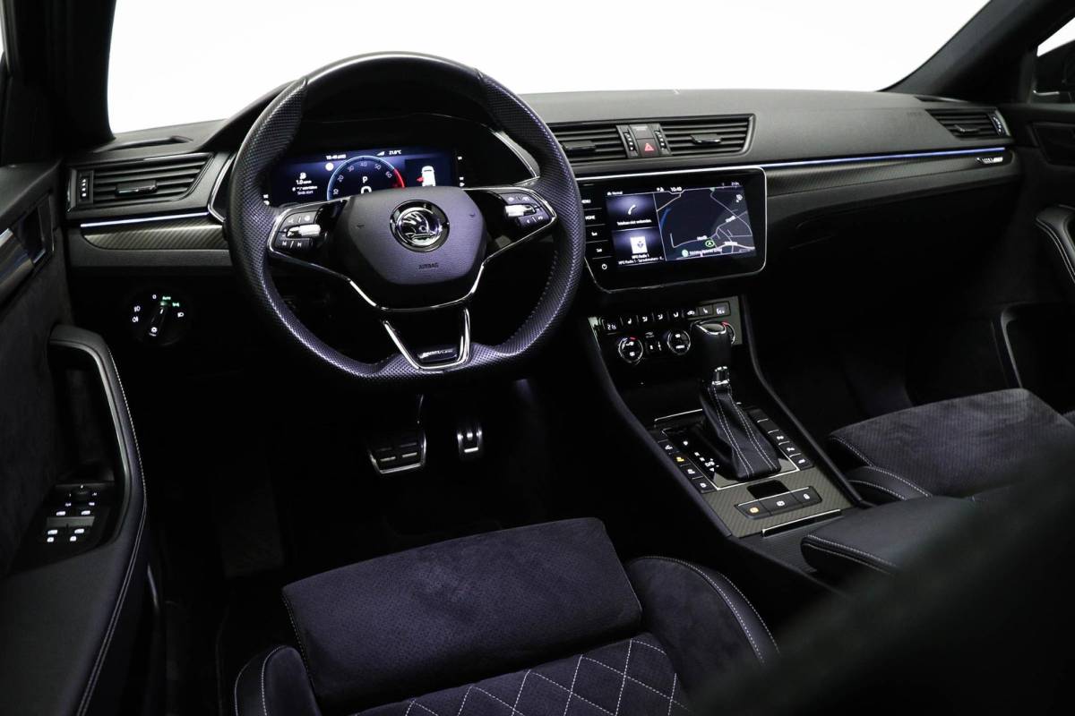 Škoda Superb Skoda Superb Combi 1.4 TSI iV Sportline Business | Panoramadak | Sport stoelen |