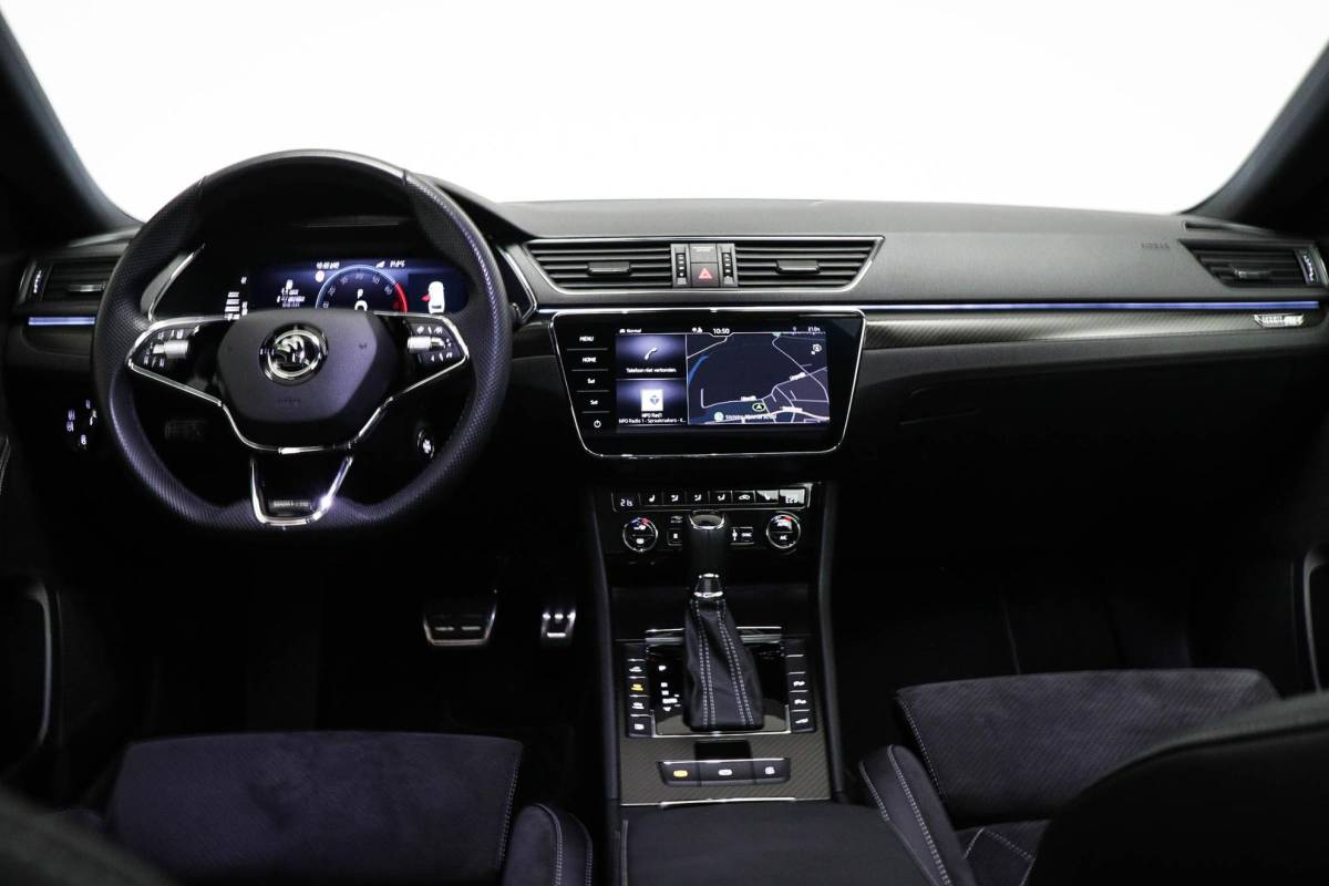 Škoda Superb Skoda Superb Combi 1.4 TSI iV Sportline Business | Panoramadak | Sport stoelen |