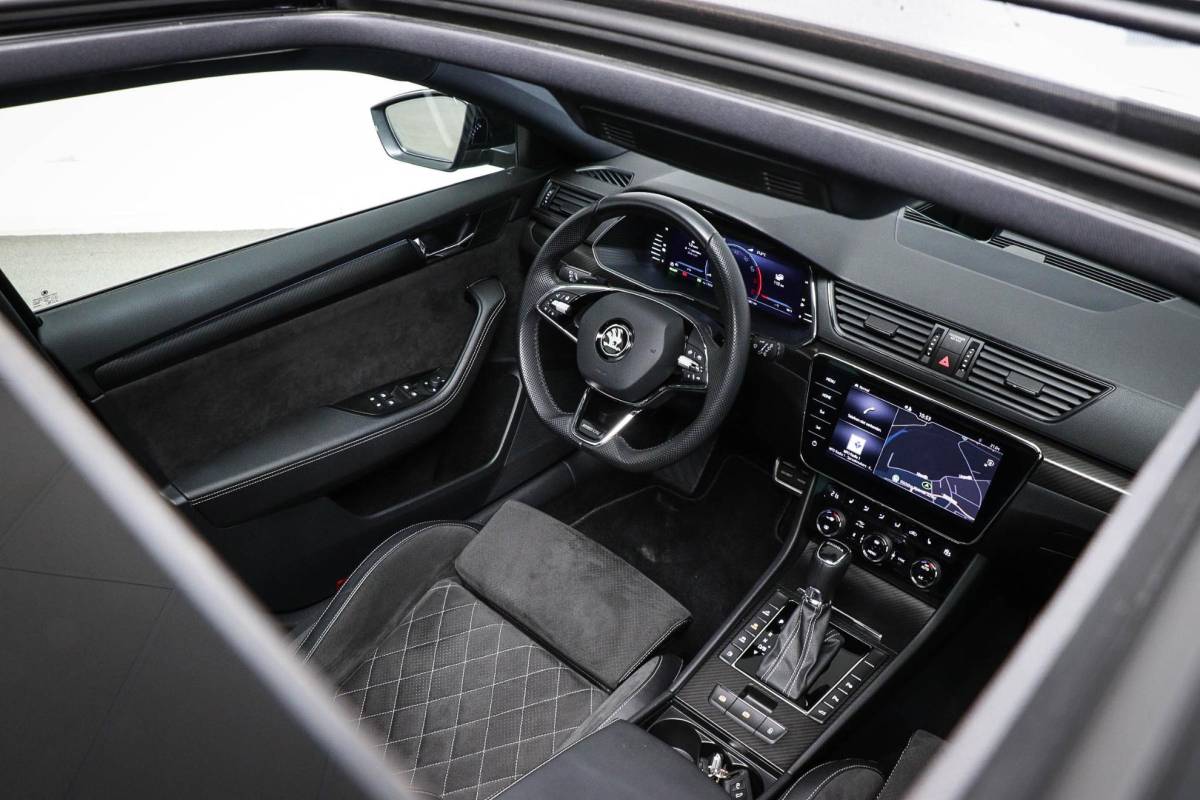 Škoda Superb Skoda Superb Combi 1.4 TSI iV Sportline Business | Panoramadak | Sport stoelen |