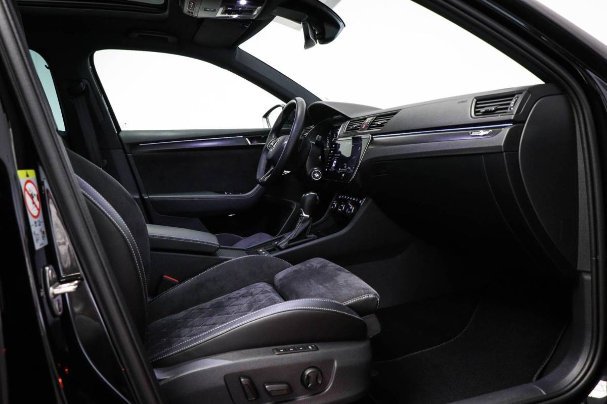 Škoda Superb Skoda Superb Combi 1.4 TSI iV Sportline Business | Panoramadak | Sport stoelen |