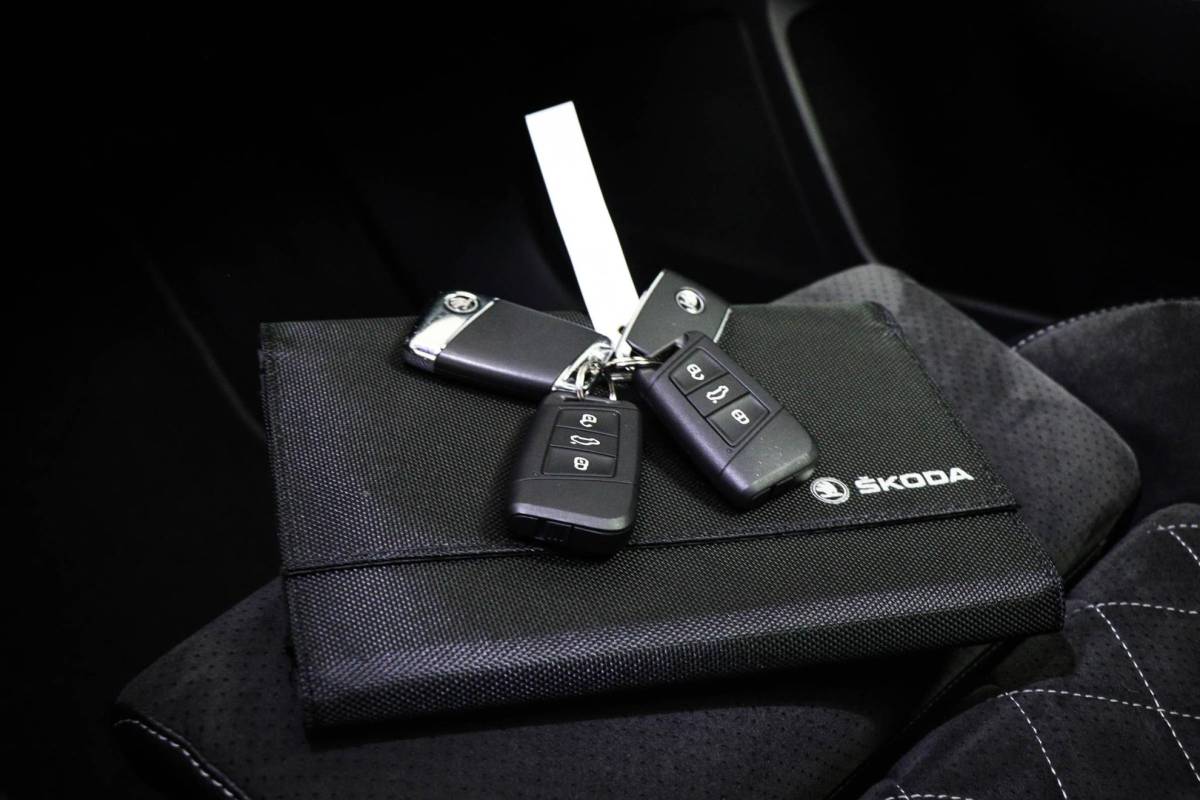 Škoda Superb Skoda Superb Combi 1.4 TSI iV Sportline Business | Panoramadak | Sport stoelen |